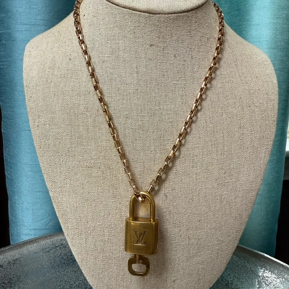Louis Vuitton Lock & Key #316 on unbranded Chain - Picture 5 of 12
